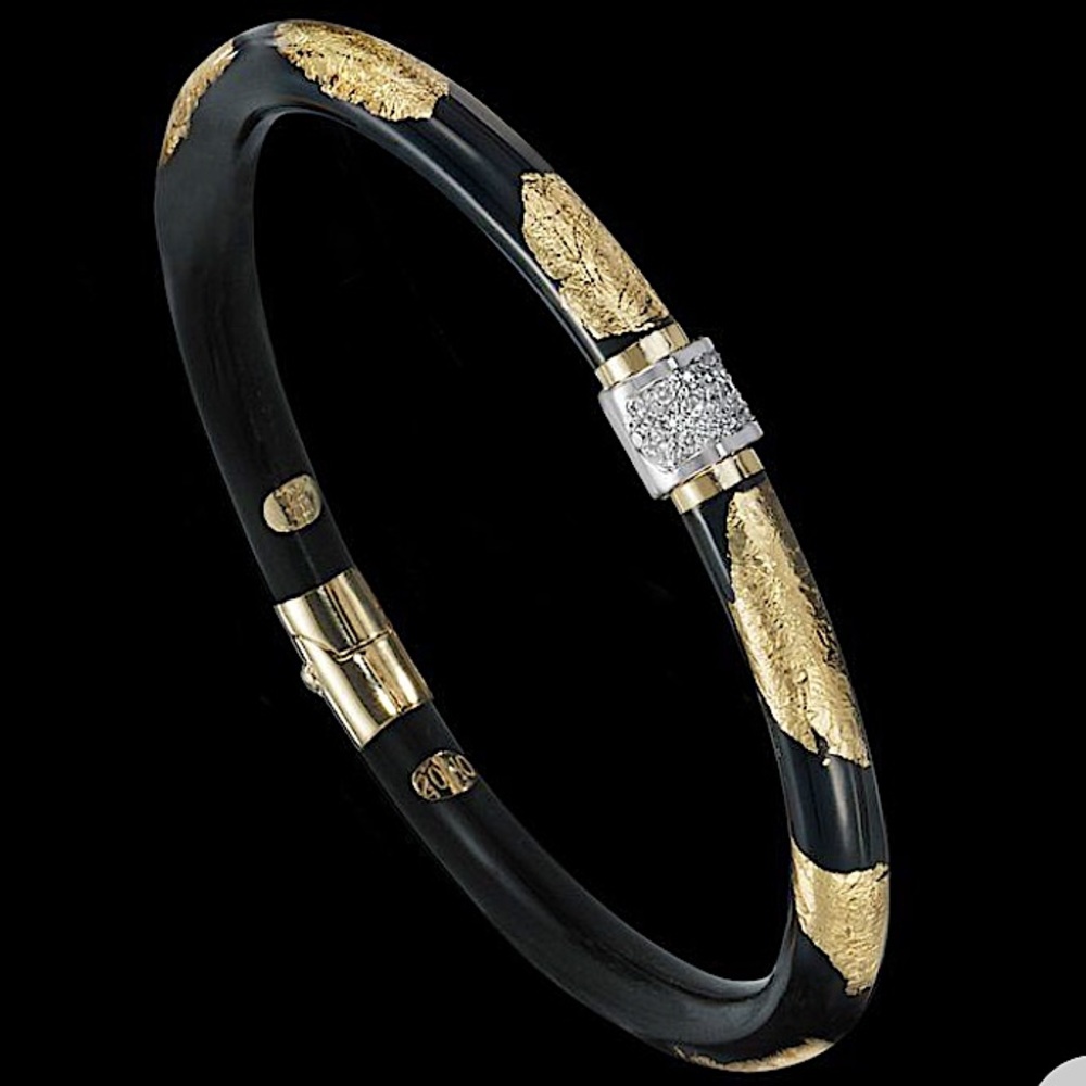 Soho 18k gold bangle and earrings set.